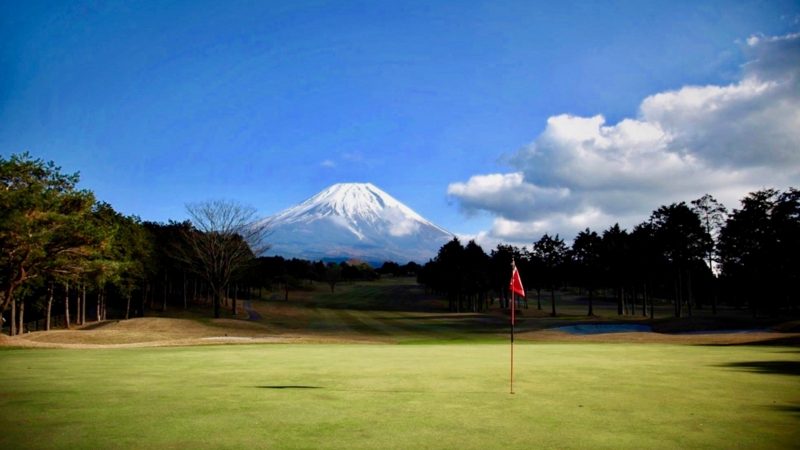 朝霧カントリークラブグリーンと富士山の写真