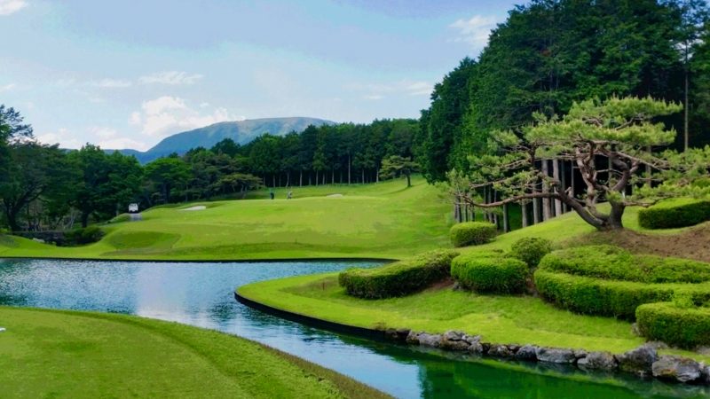 朝霧カントリークラブ池越えのホールの写真