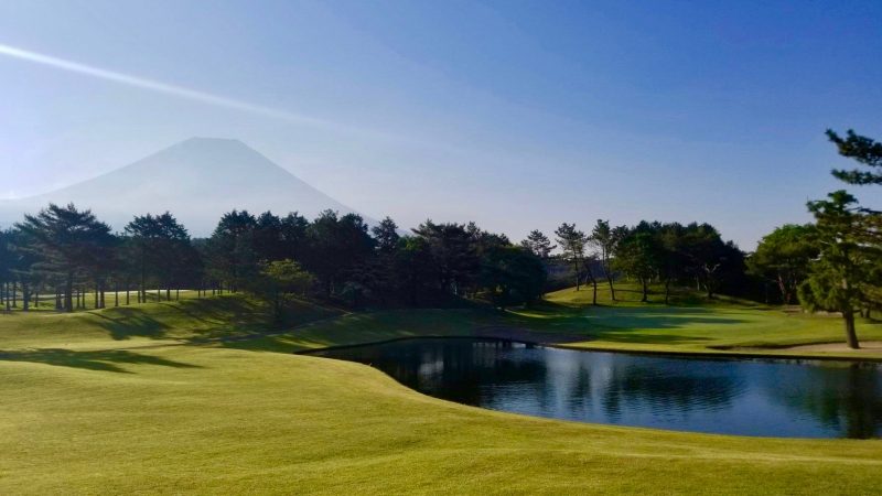 朝霧カントリークラブ池と富士山