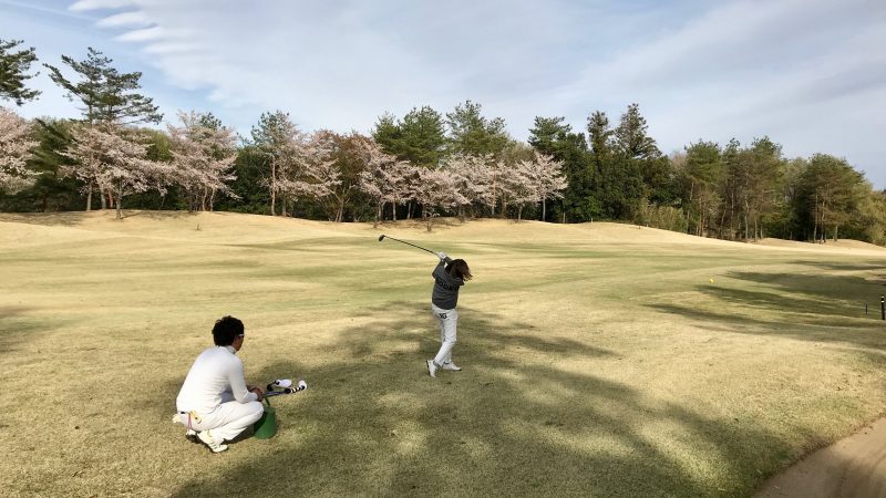 GEN-TENゴルフコースレッスン桜とラフからのショットの写真