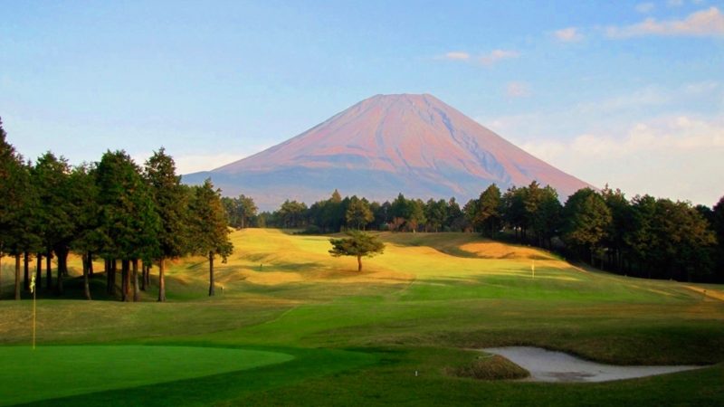 朝霧カントリークラブグリーンバックからの富士山の写真