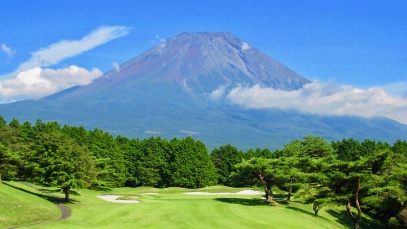 朝霧カントリークラブフェアウェイと富士山