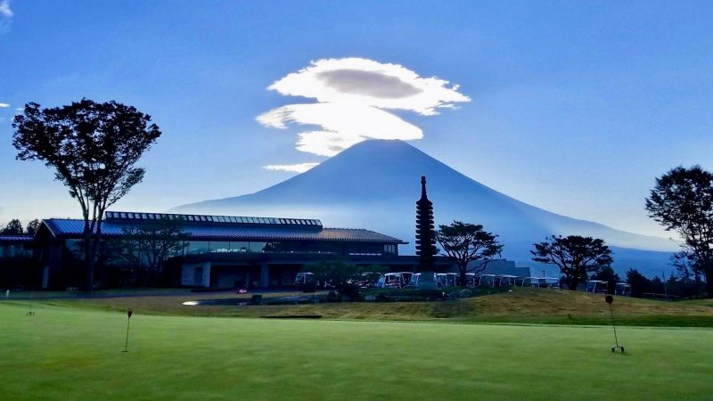 朝霧カントリークラブ富士山とクラブハウスの写真