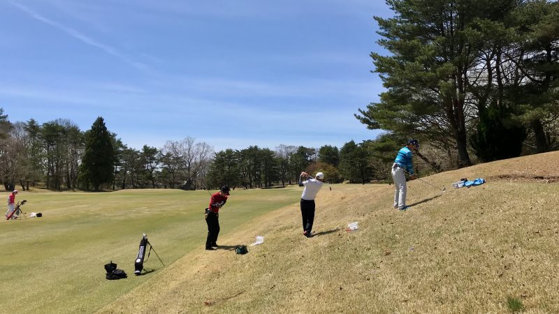 GEN-TENゴルフコースレッスン那須強化合宿つま先上がりのショットの練習風景の写真