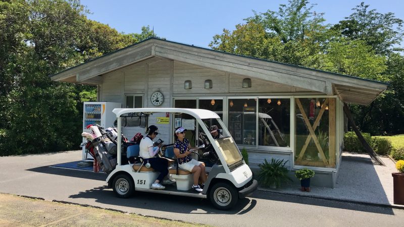 GEN-TENゴルフコースレッスン高知キャンプ土佐CC茶店とカートの写真