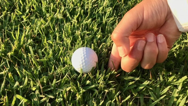 GEN-TENゴルフコースレッスンラフとボールの沈み具合の写真