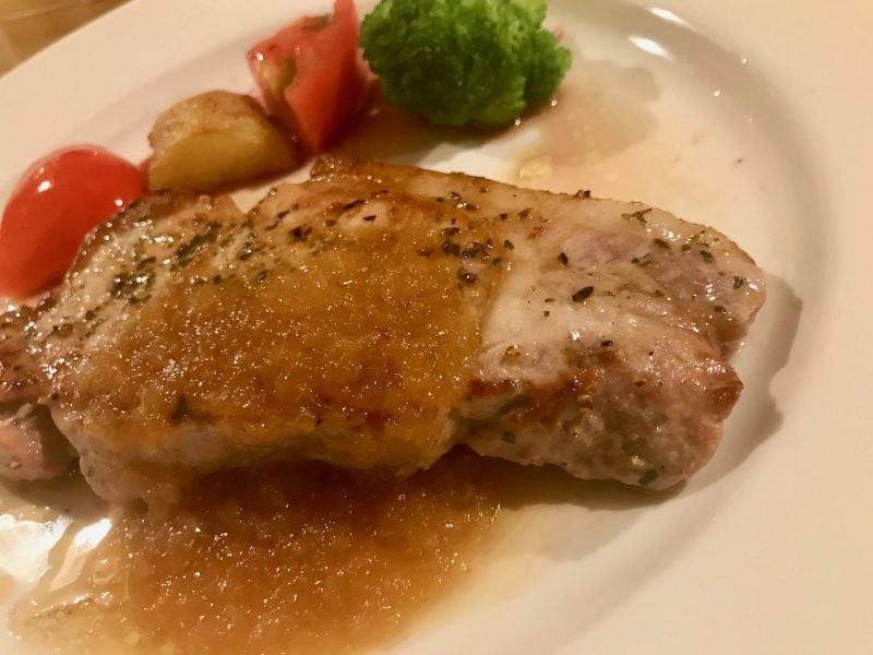 GEN-TENゴルフコースレッスン強化合宿マオイGR夕食コース料理鶏肉の写真