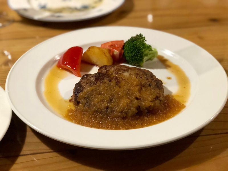 GEN-TENゴルフコースレッスン強化合宿マオイGR夕食コース料理ハンバーグの写真