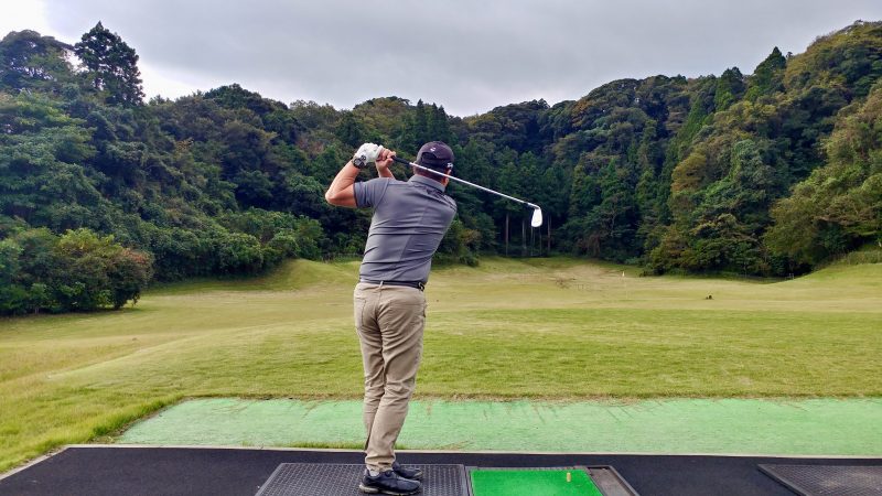 GEN-TENゴルフコースレッスン傾斜トレーニング両足を揃えてスイングフィニッシュの写真
