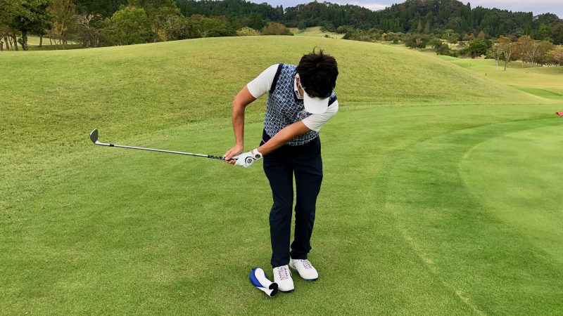 GEN-TENゴルフコースレッスンアプローチ右脇が開いたテークバック正面からの写真