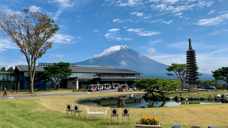 GEN-TENゴルフコースレッスンDC朝霧CCクラブハウスと富士山の写真③