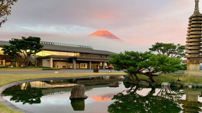 GEN-TENゴルフコースレッスンDC朝霧CCクラブハウスと富士山の写真