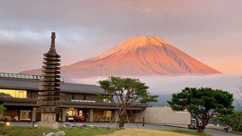 GEN-TENゴルフコースレッスンDC朝霧CCクラブハウスと富士山の写真②