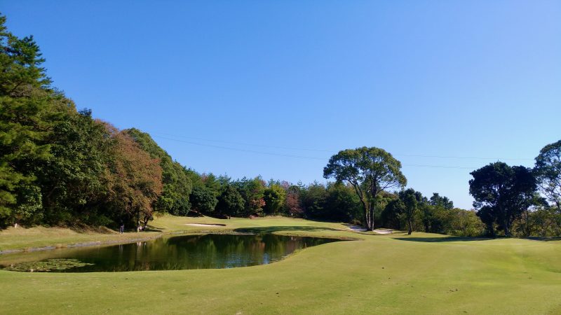 GEN-TENゴルフコースレッスン高知キャンプ土佐CC池とグリーンの写真