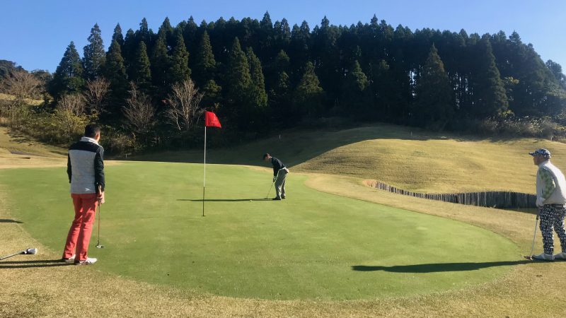 GEN-TENゴルフコースレッスン宮崎強化合宿青島GCラウンドミドルパットの写真