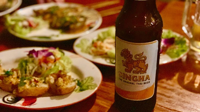 GEN-TENゴルフコースレッスン強化合宿アルパインGRビールと料理の写真