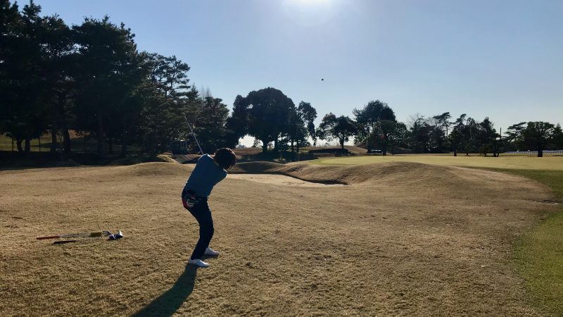 GEN-TENゴルフコースレッスン千刈CCハーフラウンドアプローチショットの写真