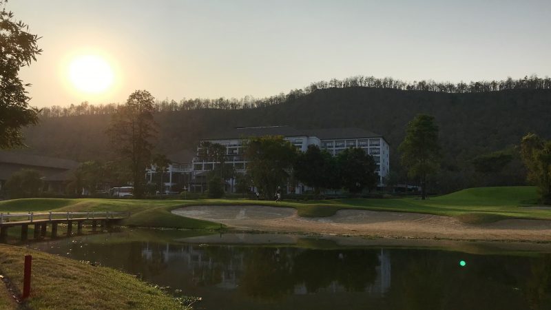 GEN-TENゴルフコースレッスンアルパインGR池とグリーンとクラブハウスの写真
