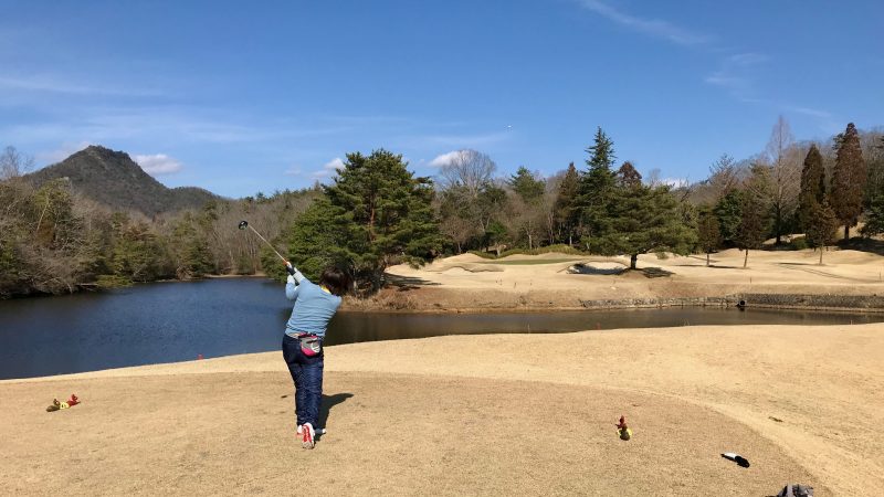 GEN-TENゴルフコースレッスン千刈CCハーフラウンドPar3ティショットの写真