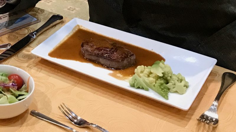 GEN-TENコースレッスンウィンザーパークゴルフ&CC料理ステーキの写真