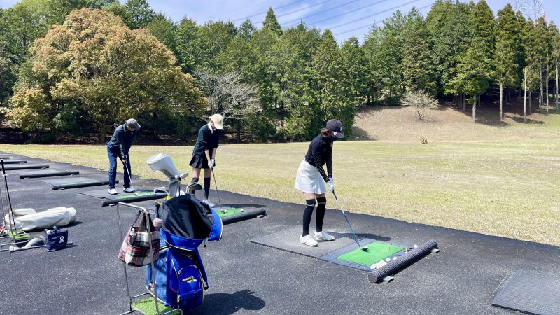 ドライビングレンジでの練習風景
