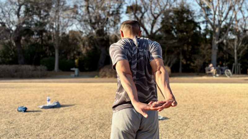 GEN-TENコースレッスンフィジカル肩甲骨後方指組み逆手横振り右